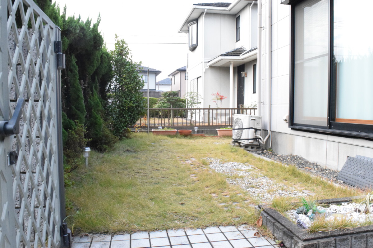 【before】雑草対策や天然芝の管理が必要だった施工前のお庭空間
