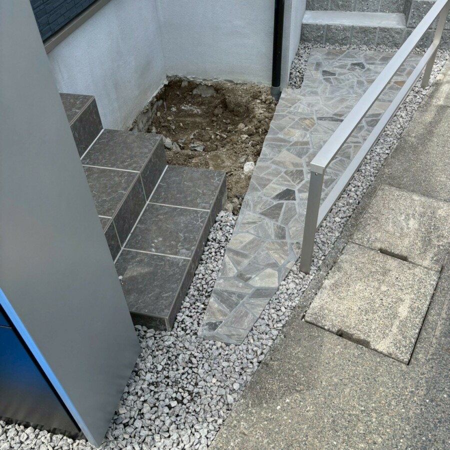滋賀県草津市の新築外構現場にてユニソンのフィレットジオを敷いたアプローチとYKKapのルシアスフェンスLiteを施工した様子。