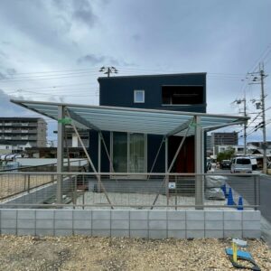滋賀県草津市の新築外構現場にてYKKapの2台用カーポート「エフルージュ（プラチナステン）」を設置した様子。