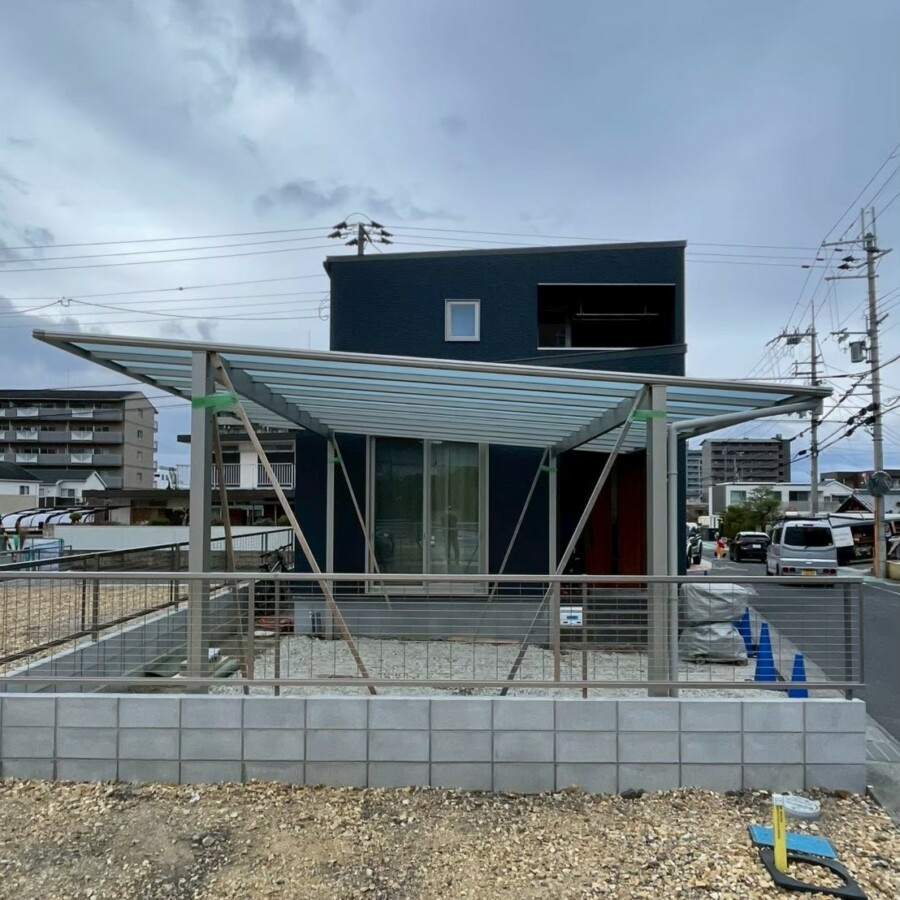 滋賀県草津市の新築外構現場にてYKKapの2台用カーポート「エフルージュ(プラチナステン)」を設置した様子。