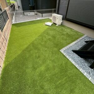 滋賀県草津市の新築外構現場にてグリーンフィールドの人工芝リアリーターフ（ミドル+ 25mm）を敷き、ピンコロ石で見切ったお庭。