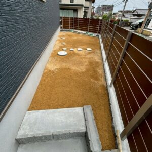 滋賀県草津市の新築外構現場にて整地とF＆Fの目隠しフェンス、マイティウッドデコⅡの施工を終えた様子。