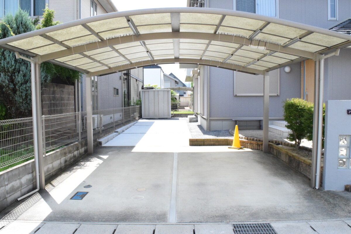 【After】既存のカーポート奥にあった高低差を解消。奥まで駐車場として活用できるようになりました。
