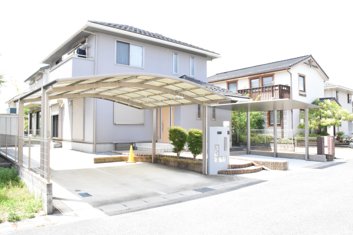 【After】新旧2台のカーポートが並び、見通しも良く開放的な外構へ生まれ変わりました。
