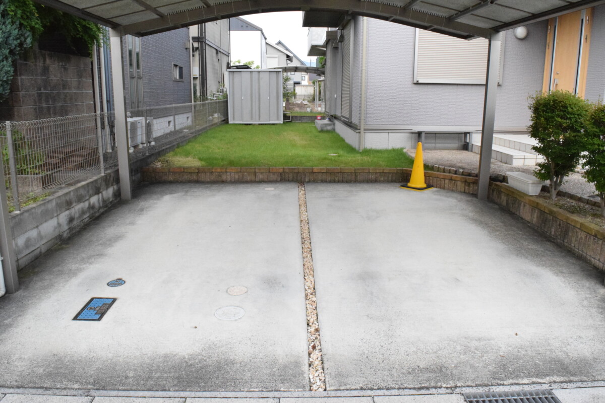 【before】既存駐車場と奥に繋がっている高低差のあるお庭。