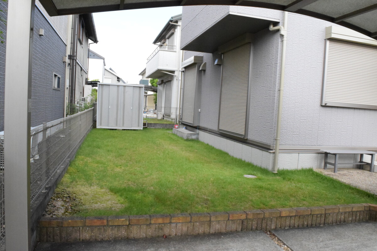 【Before】手入れに手間がかかっていた天然芝のお庭。