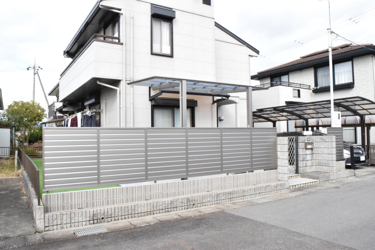 【after】シャイングレーのフェンスがお家に調和し、明るい外観へ