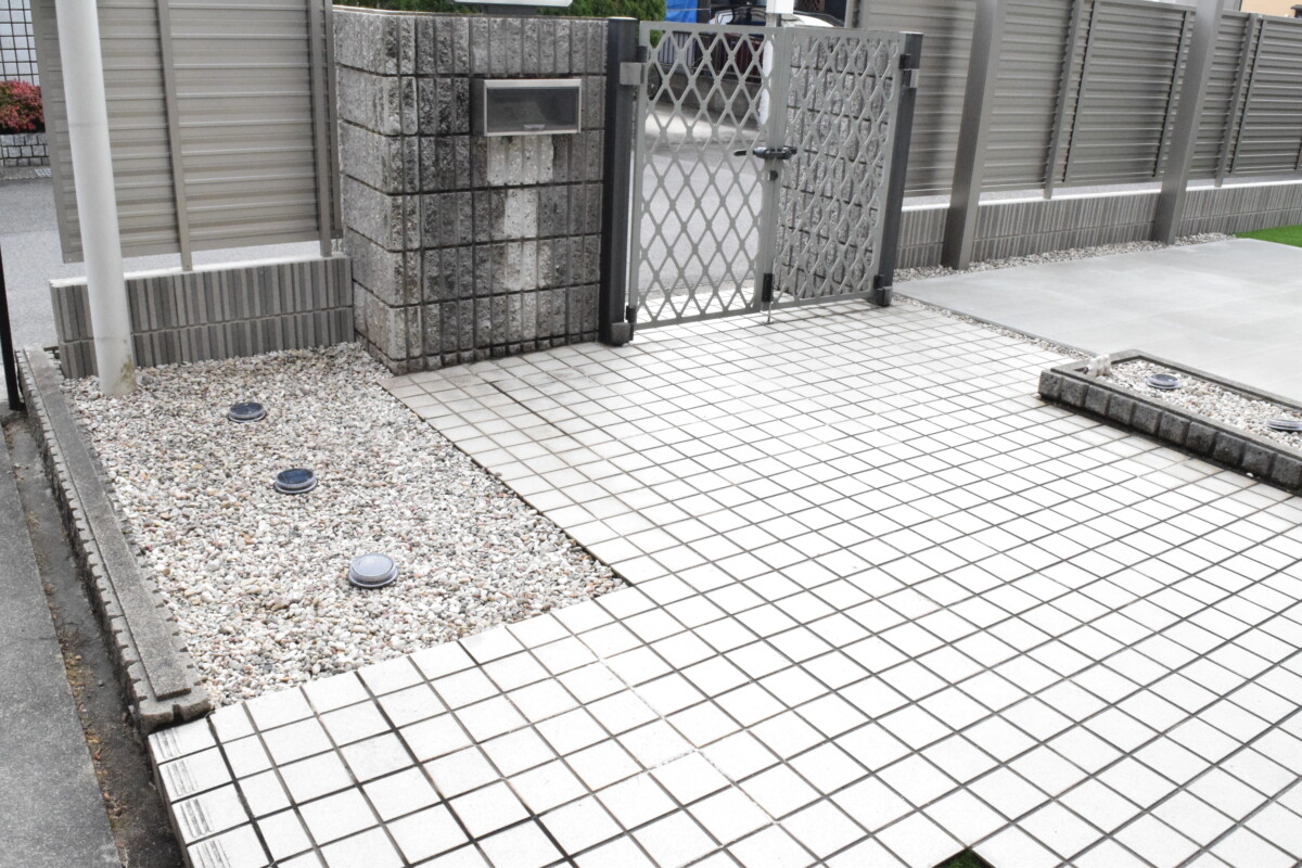 【after】元あった樹木を伐採し、防草シートと砂利敷きで徹底的な雑草対策