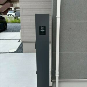 滋賀県守山市の新築外構現場にてLIXILの機能門柱FT（インターホン内蔵・宅配ボックス付き）を設置完了した様子。