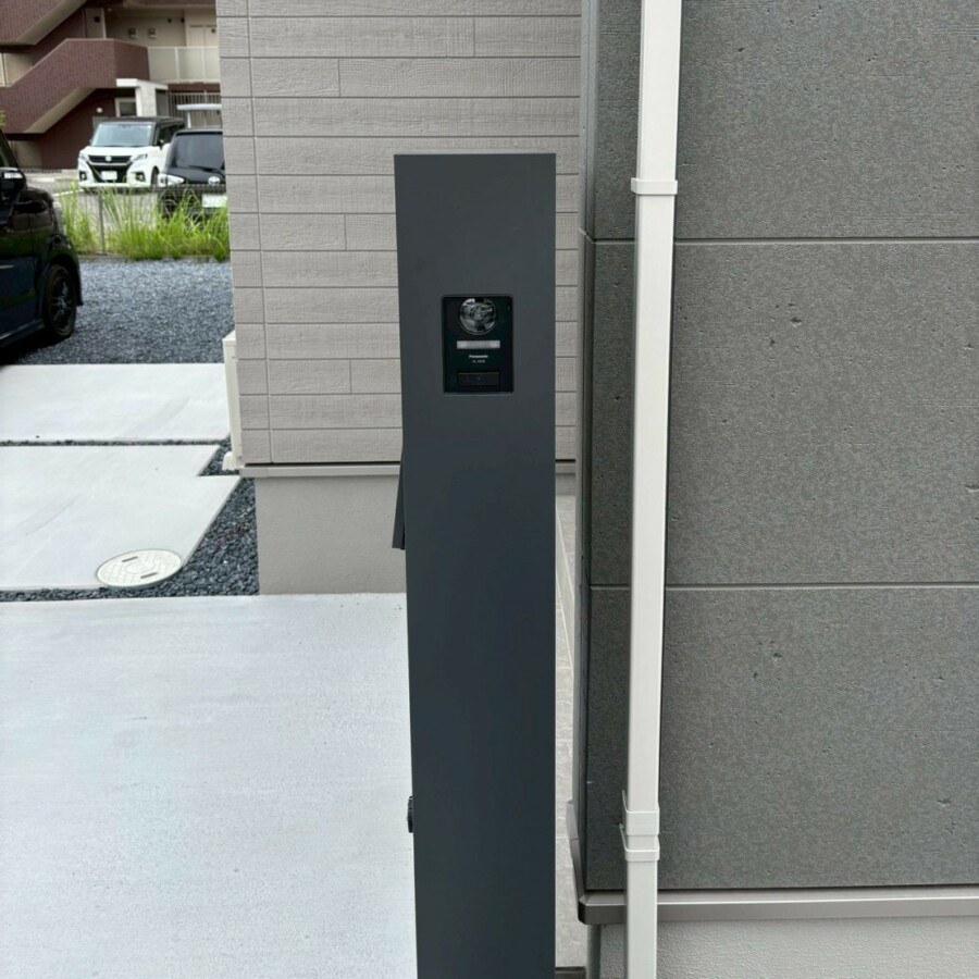 滋賀県守山市の新築外構現場にてLIXILの機能門柱FT(インターホン内蔵・宅配ボックス付き)を設置完了した様子。