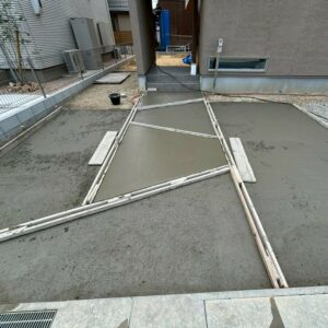 滋賀県近江八幡日の新築外構現場にて、型枠を組んだ玄関アプローチへコンクリートを打設した様子。