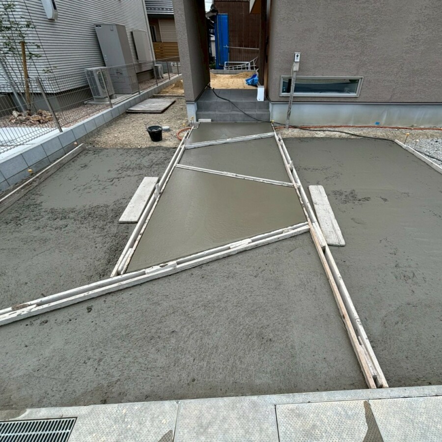 滋賀県近江八幡日の新築外構現場にて、型枠を組んだ玄関アプローチへコンクリートを打設した様子。