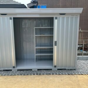 滋賀県近江八幡市の新築外構現場にてイナバ物置フォルタ（FS-3009S・プラチナシルバー）の組み立てが完了した様子。