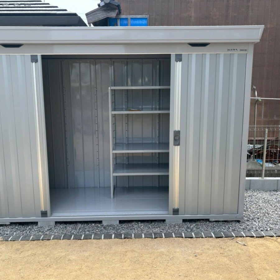滋賀県近江八幡市の新築外構現場にてイナバ物置フォルタ(FS-3009S・プラチナシルバー)の組み立てが完了した様子。