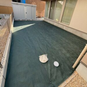 滋賀県近江八幡市の新築外構現場にて人工芝リアリーターフ施工前にお庭一面へ防草シートを隙間なく敷設した様子。