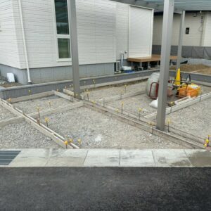 滋賀県湖南市の新築外構現場にて駐車スペースの土間コンクリート打設に向けて型枠と目地を組む施工風景。