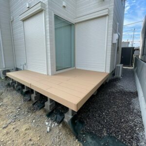 滋賀県湖南市の新築外構現場にて建物の形状に合わせて設置されたYKK APのウッドデッキ「リウッドデッキS」。