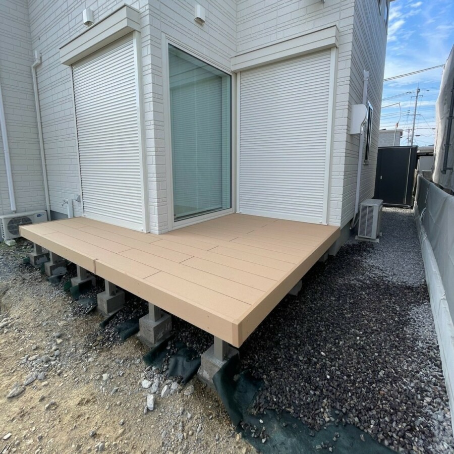滋賀県湖南市の新築外構現場にて建物の形状に合わせて設置されたYKK APのウッドデッキ「リウッドデッキS」。