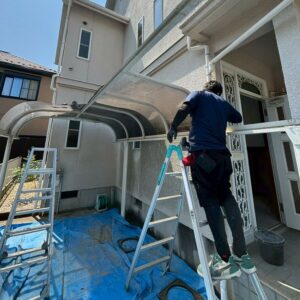 滋賀県草津市のリフォーム外構現場にて古くなったカーポートを職人が解体・撤去している作業風景。