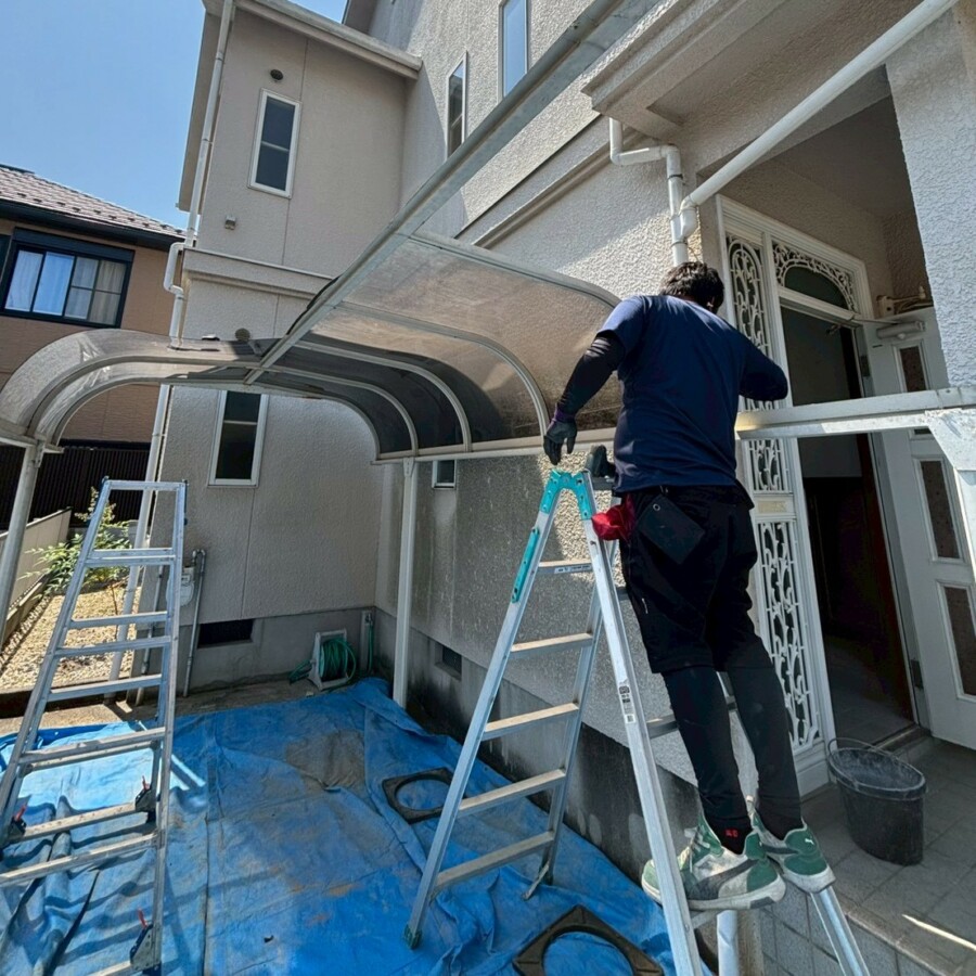 滋賀県草津市のリフォーム外構現場にて古くなったカーポートを職人が解体・撤去している作業風景。