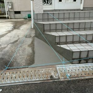 滋賀県草津市のリフォーム外構現場にてハツリ解体後の玄関階段と柱足元をモルタルで補修・成形した様子。