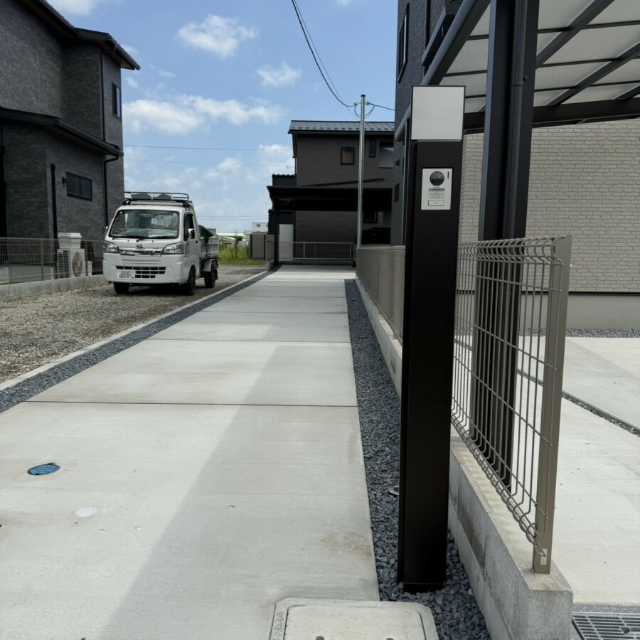 滋賀県草津市の新築旗竿地現場にて刷毛引き仕上げの土間コンクリートが完成したアプローチ通路。