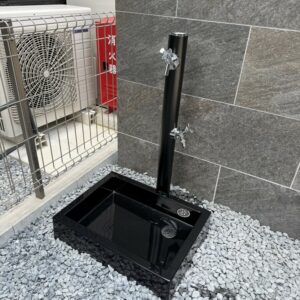 滋賀県草津市の新築外構現場に設置された前澤化成工業の立水栓メルス（ブラック・2口）とスクエアパン。