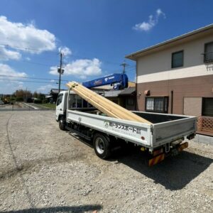 滋賀県草津市の新築外構現場にトラックで搬入された三協アルミのカーポート「スカイリード 2台用」の部材。