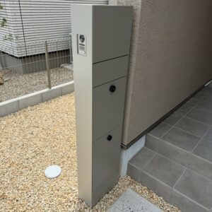 滋賀県近江八幡市の新築外構現場にて玄関ポーチ脇に設置されたLIXILの機能門柱FT（ミスティシャイン）。