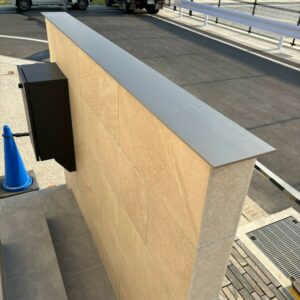 滋賀県湖南市の新築外構現場にて東洋石創のタイルとLIXILのスマートコーピングで仕上げた造作門柱。