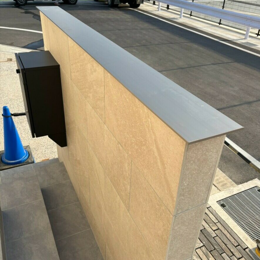 滋賀県湖南市の新築外構現場にて東洋石創のタイルとLIXILのスマートコーピングで仕上げた造作門柱。