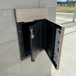 滋賀県湖南市の新築外構現場にてタイル門柱に埋め込まれたユニソンの宅配ボックス付きポスト「ヴィゴDB 100」。
