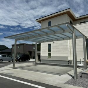 滋賀県湖南市の新築外構現場にて設置されたYKK APの2台用カーポート「エフルージュ FIRST」。