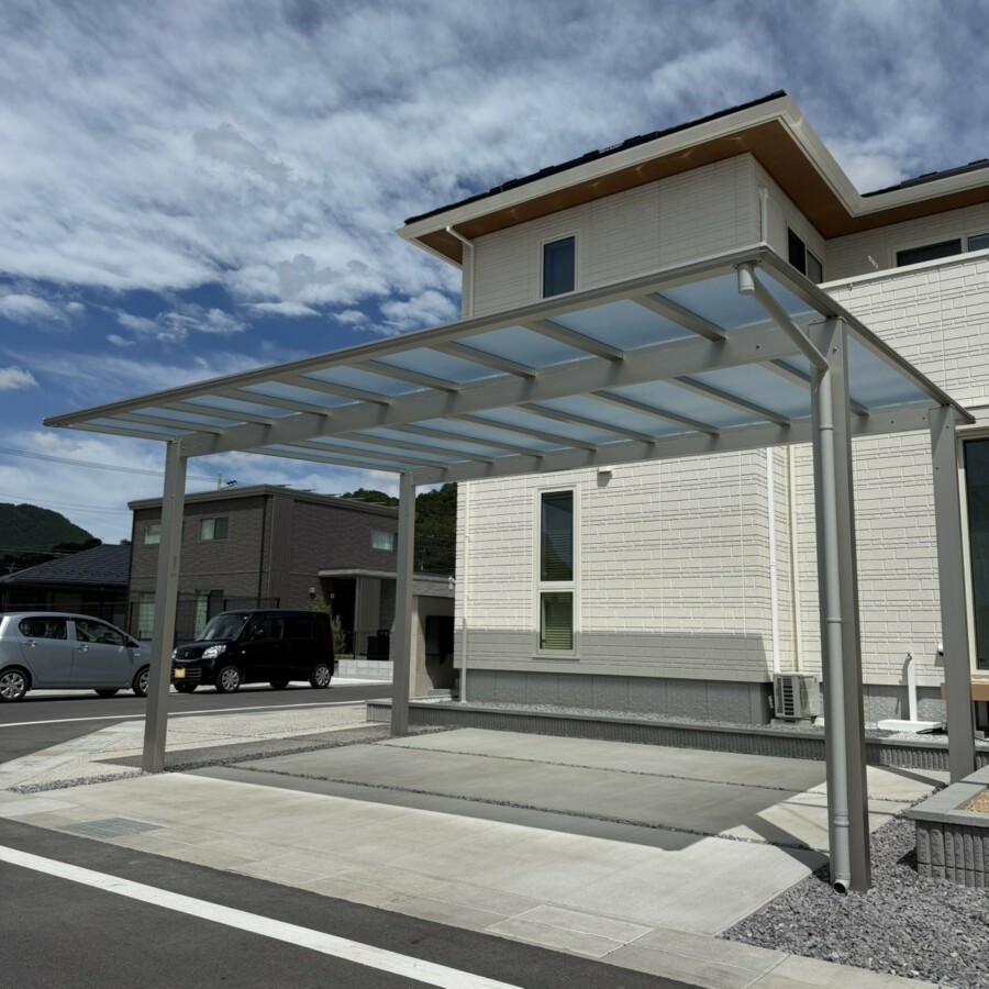 滋賀県湖南市の新築外構現場にて設置されたYKK APの2台用カーポート「エフルージュ FIRST」。