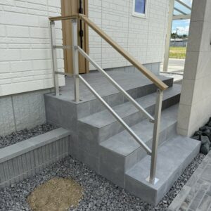 滋賀県湖南市の新築外構現場にて玄関ポーチ階段に設置されたYKK APのルシアス歩行補助手すり。