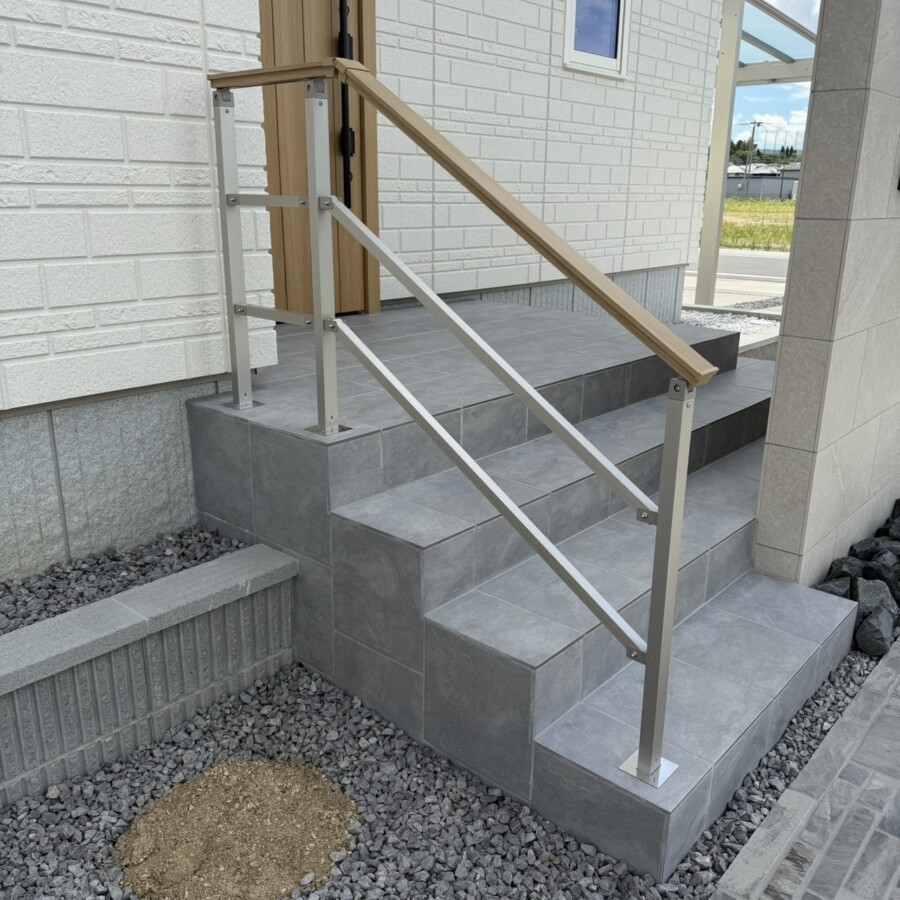 滋賀県湖南市の新築外構現場にて玄関ポーチ階段に設置されたYKK APのルシアス歩行補助手すり。