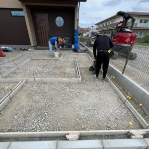 滋賀県草津市の新築外構現場にて玄関アプローチの型枠組みと砕石転圧を行う施工風景。