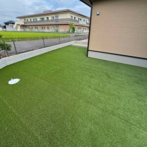 滋賀県草津市の新築外構現場にて施工完了したオンリーワンのリアルグラス人工芝SGと防草シートのお庭。