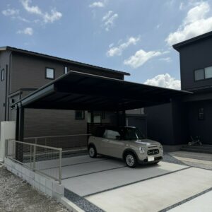 滋賀県草津市の新築外構現場にて設置されたYKK APのカームブラックの2台用カーポート「エフルージュ FIRST EX」。