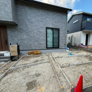大津市秋葉台の新築外構現場にて駐車場とアプローチの土間コンクリート打設に向けて設置された木製型枠。