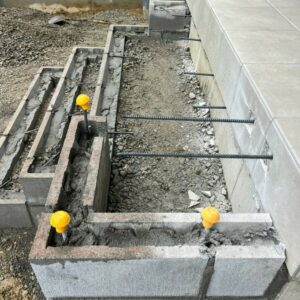 滋賀県湖南市の新築外構現場にて玄関アプローチ階段の基礎となるブロック積みと鉄筋配筋を行う施工風景。