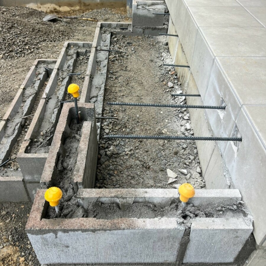 滋賀県湖南市の新築外構現場にて玄関アプローチ階段の基礎となるブロック積みと鉄筋配筋を行う施工風景。
