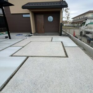 滋賀県草津市の新築外構現場にて型枠を外し「洗い出し×土間コン」のアプローチと目地が完成した全景。