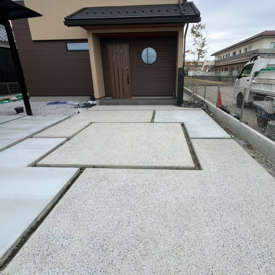 滋賀県草津市の新築外構現場にて型枠を外し「洗い出し×土間コン」のアプローチと目地が完成した全景。