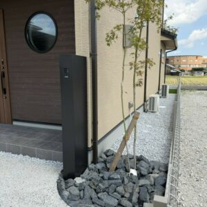 滋賀県草津市の新築外構現場にてLIXIL機能門柱FTとイロハモミジ、割栗石で飾られた曲線アプローチ。