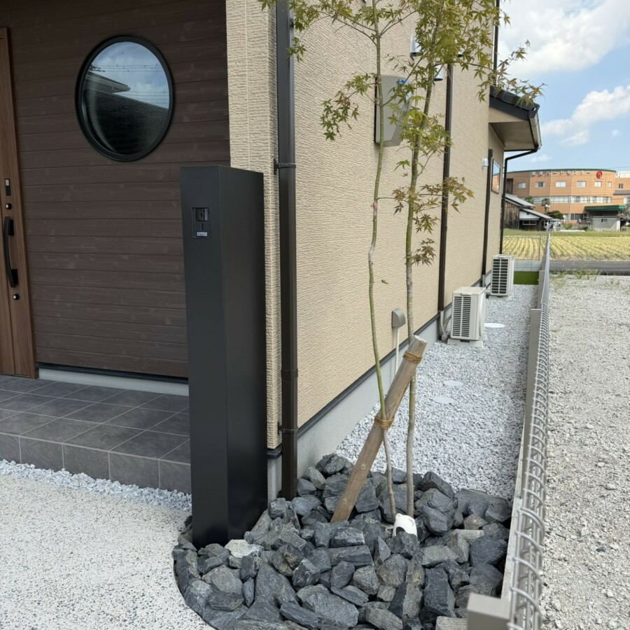 滋賀県草津市の新築外構現場にてLIXIL機能門柱FTとイロハモミジ、割栗石で飾られた曲線アプローチ。