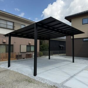 滋賀県草津市の新築外構現場にて設置完了したYKKapエフルージュFIRST600（カームブラック・ブラックマット）2台用カーポート。
