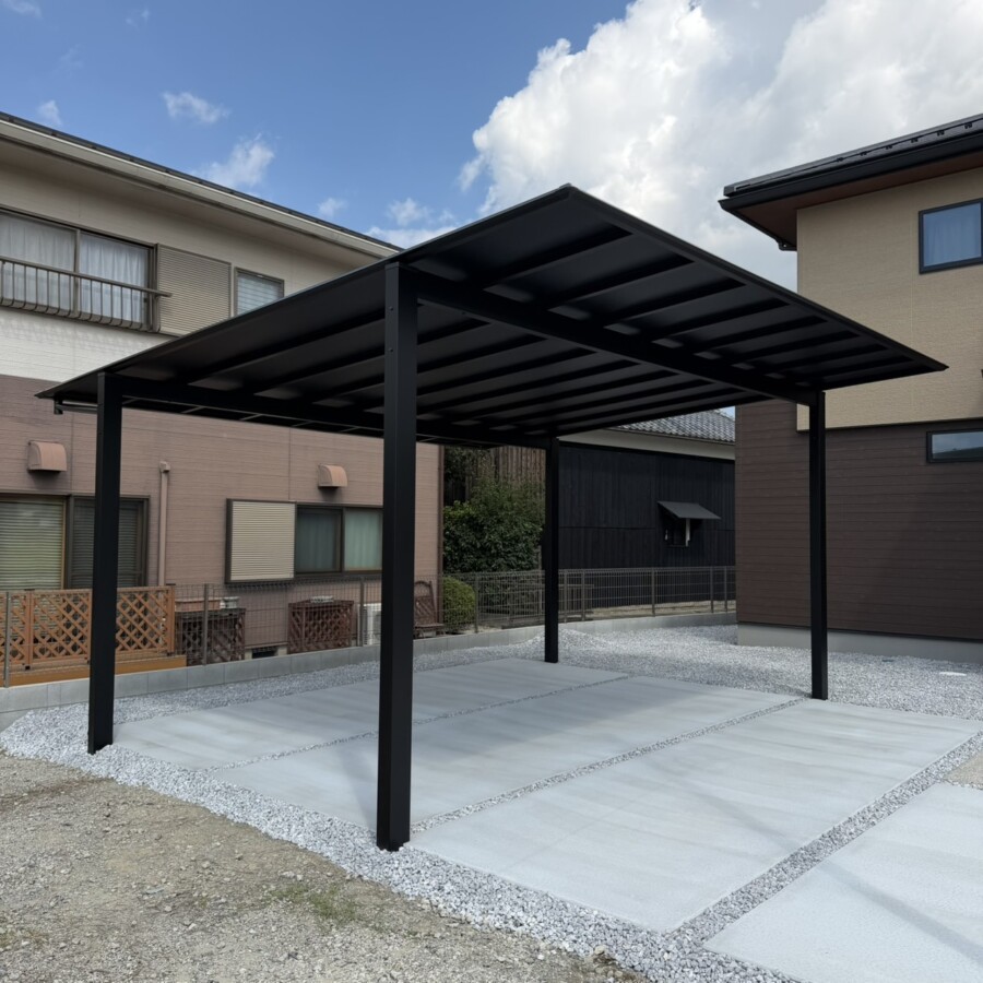 滋賀県草津市の新築外構現場にて設置完了したYKKapエフルージュFIRST600（カームブラック・ブラックマット）2台用カーポート。