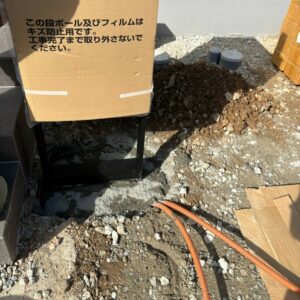 滋賀県大津市の新築外構現場にてLIXIL機能門柱FFの根ベース固定と配管引き込みを行う施工風景。