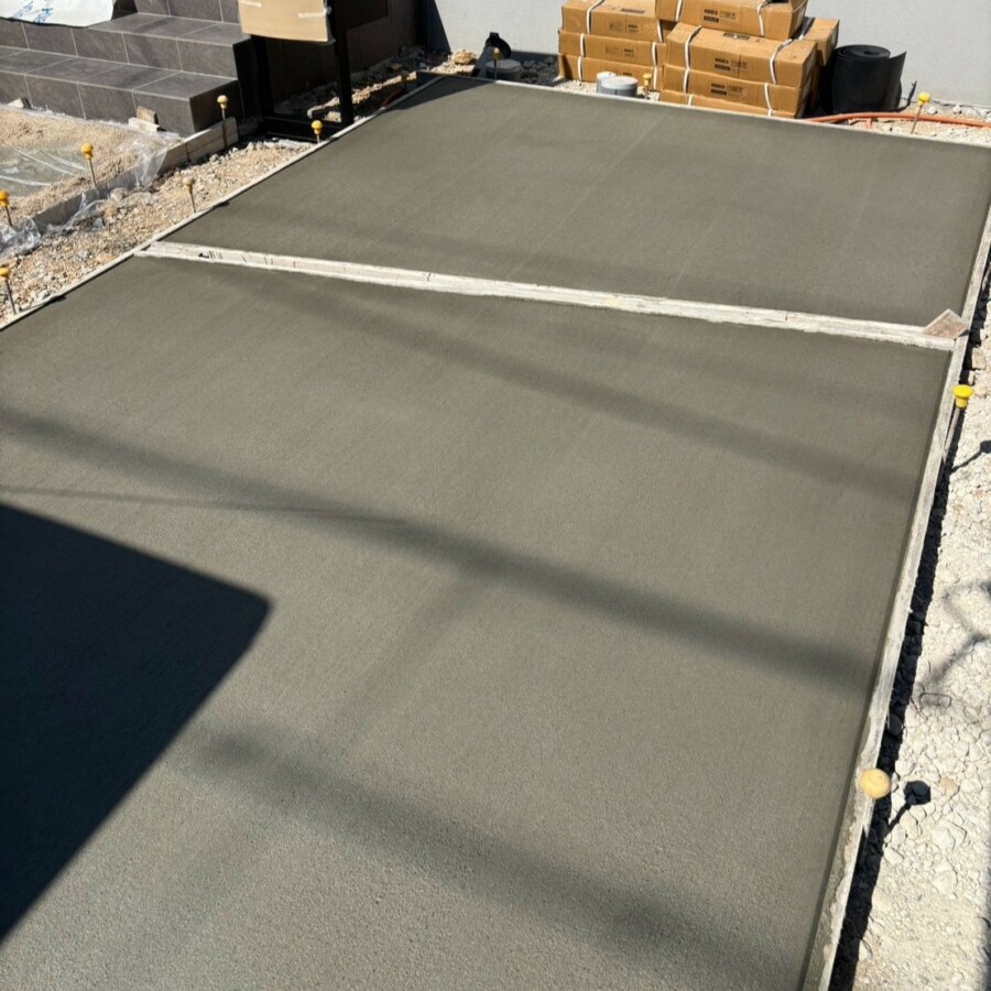 滋賀県大津市の新築外構現場にて駐車場の土間コンクリートを刷毛引き仕上げで施工した風景。